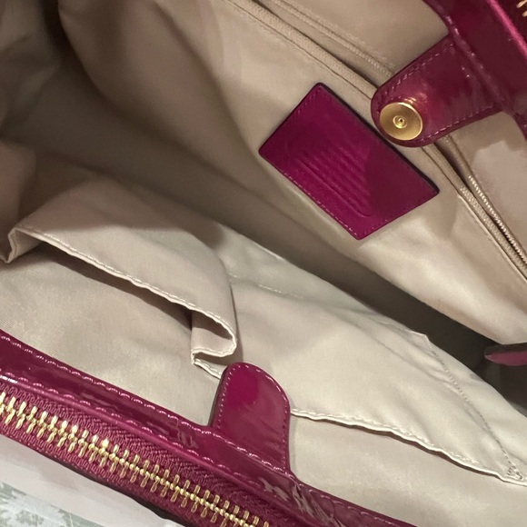 COPY - NWT Coach Peyton Op Art Embossed Patent Double Zip Carryall 24607 Passio… - Picture 5 of 9